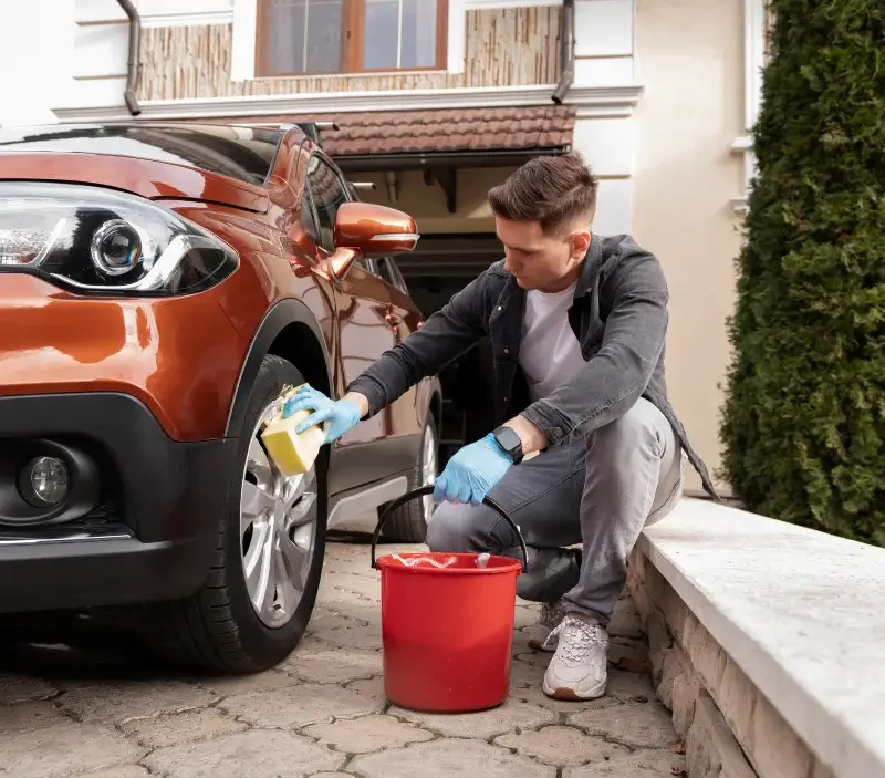 Lavage auto à domicile Agos-Vidalos : professionnel intervenant sur un véhicule